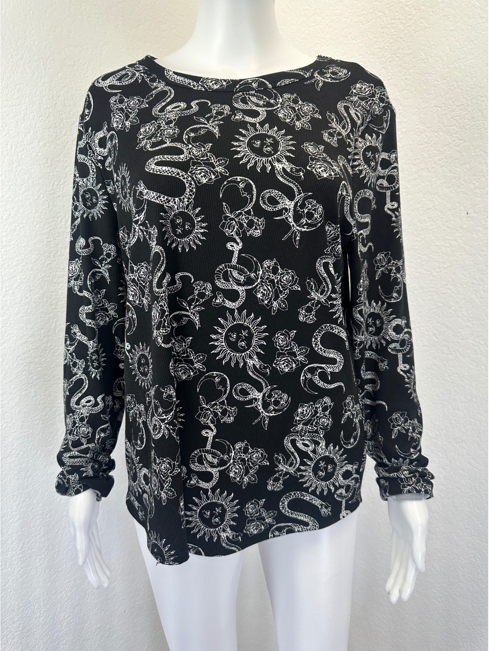 Women’s Sz 3XL No Boundaries Black Gothic Celestial Snake Rose Shirt Long Sleeve